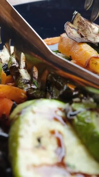 Auberginen Zucchini Karotten Gegrilltes Gemüse Auf Schwarzem Teller Schmackhafte Und — Stockvideo
