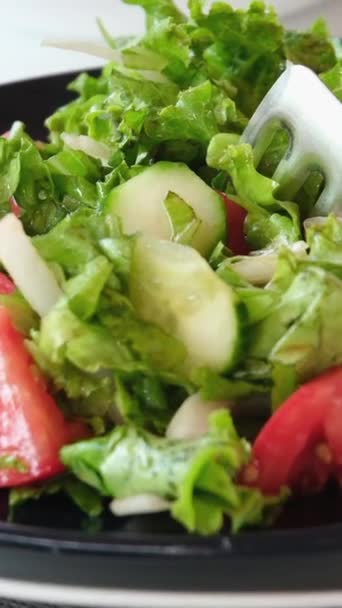 Weibliche Hand Legt Kirschtomatenscheiben Einen Teller Mit Salat Hochwertiges Filmmaterial — Stockvideo