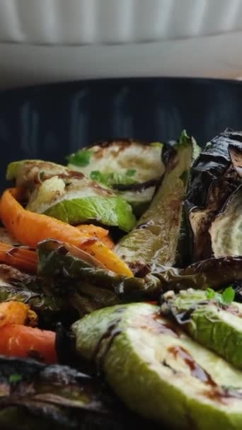 Баклажаны Кабачки Морковь Гриль Овощи Черной Тарелке Вкусная Аппетитная Презентация — стоковое видео