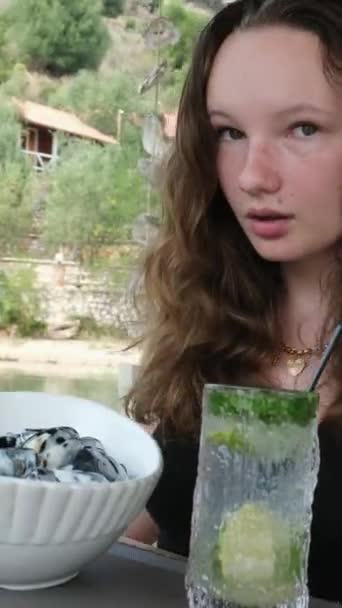 Arnavutluk Leziz Geleneksel Yemekleri Kremalı Soslu Midyeler Taze Pişirilmiş Misket — Stok video