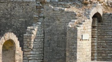 Arnavutluk 'un Butrint Ulusal Parkı' ndaki Büyük Bazilika kalıntıları. Butrint Life 'daki Triconch Sarayı tarihi ortaçağ Venedik Kulesi' nin sarayındaki tarihi bir Roma evinin ölümü. Düğme izi