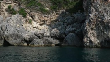 Korfu adası yakınlarındaki tekne turu temiz su dağlarının derinliklerinde doğal bahar mevsiminde kayıkçıları geçiyor. turistler ve gezginler