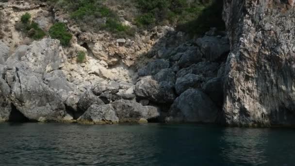 科孚岛附近的船游吸引了清澈清澈的水山 天然泉水流经的船民 游客和旅行者 — 图库视频影像