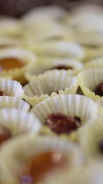 Güzel içki servisi Şaraphane Şarap tadım bardakları ve aperatifler