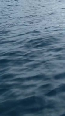 Korfu adası yakınlarındaki tekne turu temiz su dağlarının derinliklerinde doğal bahar mevsiminde kayıkçıları geçiyor. turistler ve gezginler