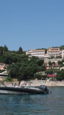 Korfu adası yakınlarındaki tekne turu temiz su dağlarının derinliklerinde doğal bahar mevsiminde kayıkçıları geçiyor. turistler ve gezginler