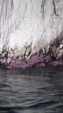 Korfu adası yakınlarındaki tekne turu temiz su dağlarının derinliklerinde doğal bahar mevsiminde kayıkçıları geçiyor. turistler ve gezginler