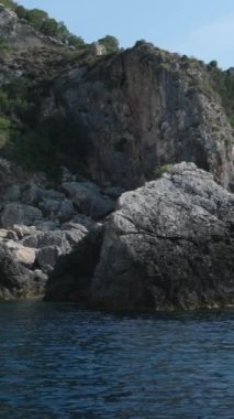 Korfu adası yakınlarındaki tekne turu temiz su dağlarının derinliklerinde doğal bahar mevsiminde kayıkçıları geçiyor. turistler ve gezginler