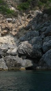 Korfu adası yakınlarındaki tekne turu temiz su dağlarının derinliklerinde doğal bahar mevsiminde kayıkçıları geçiyor. turistler ve gezginler