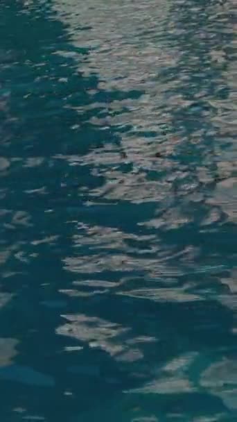 Лодка Тур Вблизи Острова Корфу Достопримечательности Глубокой Чистой Водой Горы — стоковое видео