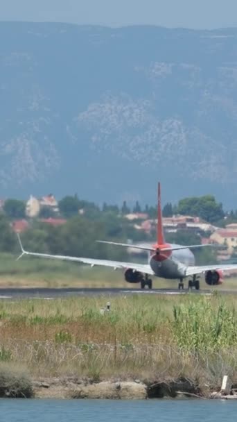 Kolostor Vízen Amely Felett Repülőgépek Felszállnak Földet Érnek Görögország Korfu — Stock videók