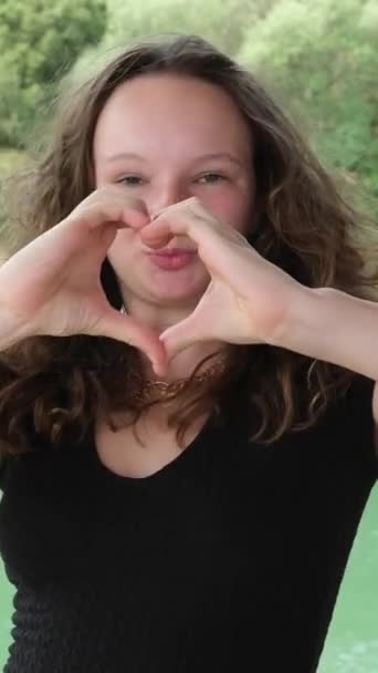 Ręcznie Robione Znak Serca Przez Młodą Kobietę Zielony Kolor Rzeki — Wideo stockowe