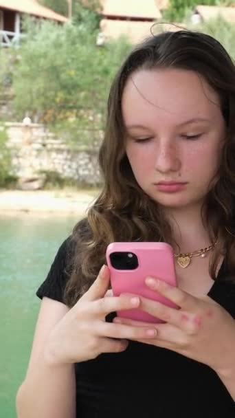 Zielony Kolor Rzeki Młoda Nastolatka Czarnej Sukience Pozowała Tle Wody — Wideo stockowe