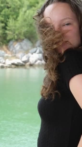 Zielony Kolor Rzeki Młoda Nastolatka Czarnej Sukience Pozowanie Tle Wody — Wideo stockowe
