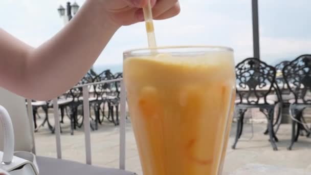 女人咖啡师用新鲜橙汁在杯子里做冰黑咖啡 咖啡店女服务员在咖啡店柜台上为顾客提供咖啡 小商业餐厅店主 — 图库视频影像