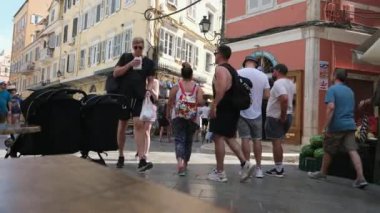 Corfu, Yunanistan 01 Sep, 2023 Turistler yaz tatilleri boyunca Liston Meydanı 'ndaki kafe ve restoranlarda