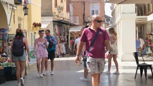 Wąskie Uliczki Wysokie Żółte Budynki Wyspie Korfu Turystów Spacerujących Mieście — Wideo stockowe