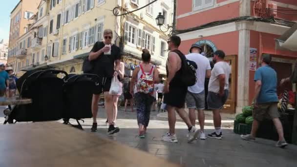 Corfu Grécia Set 2023 Turistas Estão Cafés Restaurantes Praça Liston — Vídeo de Stock