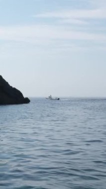 Korfu adası yakınlarındaki tekne turu temiz su dağlarının derinliklerinde doğal bahar mevsiminde kayıkçıları geçiyor. turistler ve gezginler