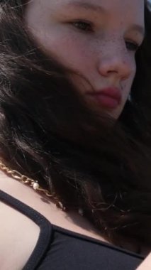 Ergen Çocuk Parkta Akıllı Telefon Kullanıyor, Okul Çantalı Genç Kız Akıllı Telefon Çocuklar 'da İnternet Taraması Yapıyor. Yüksek kalite 4k görüntü