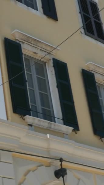 Enge Gassen Hohe Gelbe Gebäude Auf Der Insel Korfu Touristen — Stockvideo