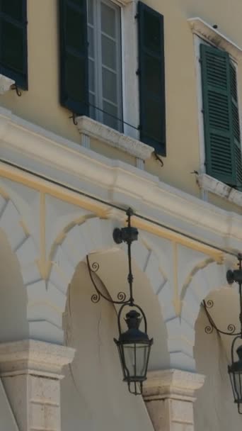 Ruas Estreitas Altos Edifícios Amarelos Ilha Turistas Corfu Andando Redor — Vídeo de Stock