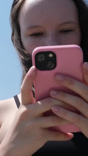 Jovem Menina Tomando Selfie Com Telefone Inteligente Pelo Mar — Vídeo de Stock