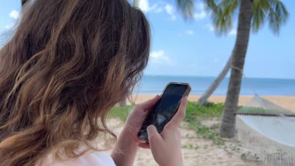 Dziewczyna Robi Zdjęcie Swoim Smartfonem Plaży Młoda Brunetka Kręci Film — Wideo stockowe
