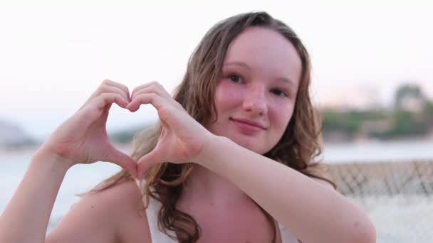 Vacatioconcept Van Liefde Vreugde Plezier Handen Maken Van Een Hart — Stockvideo