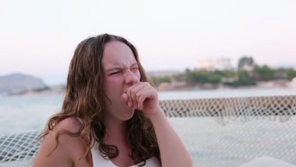 Расслабляющие Пляжные Эмоции Молодой Девушки Обгорели Красными Щеками Мокрыми Волосами — стоковое видео