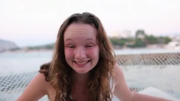 Entspannen Strand Emotionen Der Jungen Mädchen Verbrannte Haut Rote Wangen — Stockvideo