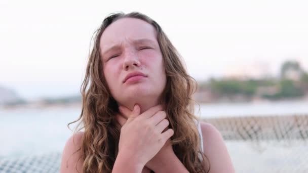 女孩把皮肤烧红了 脸颊湿透了 保险公司是重要的寿终正寝的女孩 她在夏天的海上游泳暑假里得了感冒 湖畔的女人 — 图库视频影像