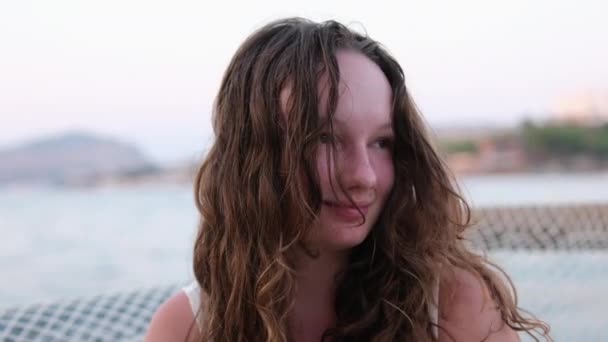 Pihentető Tengerparton Érzelmek Fiatal Lány Égett Bőr Vörös Arc Nedves — Stock videók