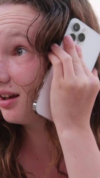 Μια Γυναίκα Μιλάει Στο Τηλέφωνο Παραγγέλνει Παράδοση Επικοινωνεί Φίλους Χρησιμοποιεί — Αρχείο Βίντεο