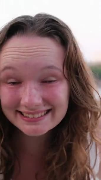Bersantai Pada Emosi Pantai Gadis Muda Terbakar Kulit Merah Pipi — Stok Video
