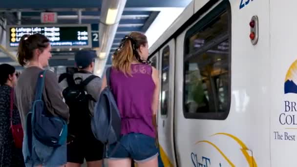 Modrá Linka Vlak Skytrain Jezdí Nábřeží Stanici Metra Kings George — Stock video