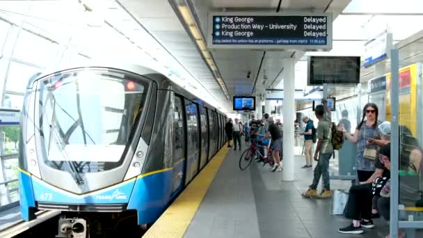 Niebieska Linia Skytrain Pociąg Biegnie Nabrzeża Stacji Metra Kings George — Wideo stockowe