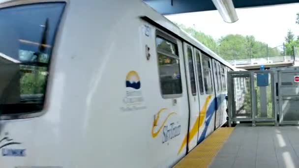 蓝色线的天桥列车从海滨开往国王乔治地铁站海滨 延误了人们在月台上等候的时间 加拿大温哥华03 2024 — 图库视频影像
