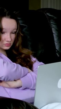 Gençler yerde oturur, netflix izler büyük ekran ekranında flaşlar siyah arka planda kırmızı mavi ellerinde patlamış mısır olan genç bir kadın. 