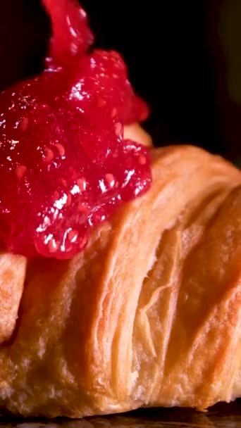 Malinový Džem Nalit Croissant Hodně Džemu Teče Čerstvé Pečivo Porézní — Stock video