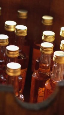 Güzel bir alkollü içki servisi Şarap fıçısında şarap konyağı