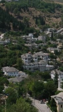 Güney Arnavutluk 'un Cirokaster kenti. Eski Şehir, UNESCO 'nun Dünya Mirası Bölgesi' dir. Mimari Binaların Kapanışı.