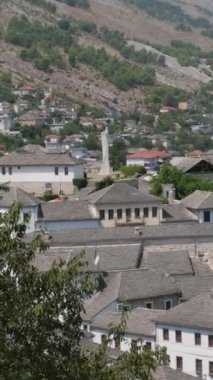 Güney Arnavutluk 'un Cirokaster kenti. Eski Şehir, UNESCO 'nun Dünya Mirası Bölgesi' dir. Mimari Binaların Kapanışı.