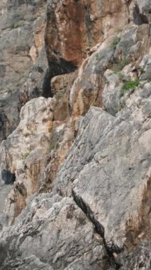 Korfu adası yakınlarındaki tekne turu temiz su dağlarının derinliklerinde doğal bahar mevsiminde kayıkçıları geçiyor. turistler ve gezginler