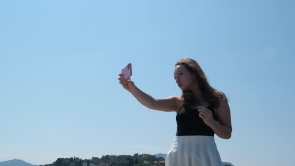 Mujer Bonita Joven Haciendo Foto Selfie Usando Teléfono Inteligente Sobre — Vídeos de Stock