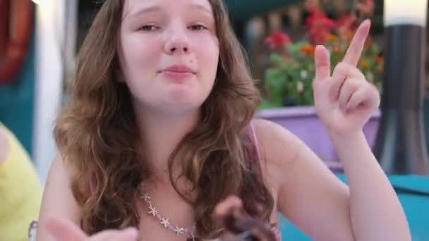 Bir Kız Restoranda Deniz Ürünleri Yiyerek Mutlu Olur Avrupalı Kadınların — Stok video