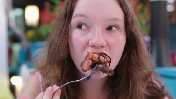 Dziewczyna Szczęśliwie Jada Owoce Morza Restauracji Apetyt Europejki Pyszne Jedzenie — Wideo stockowe