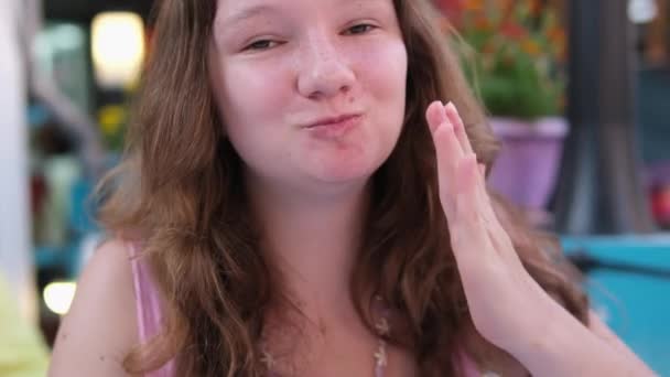 Egy Lány Boldogan Eszik Tengeri Kaját Egy Étteremben Európai Női — Stock videók