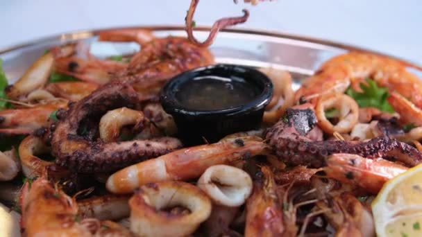 레스토랑에서 해산물을 먹는다 옥토퍼스 맛있는 Unagi 알바니아 해산물의 맛있는 테라스에 — 비디오