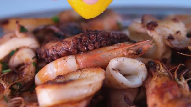 Boiled Shrimp Shrimp White Plate Skewered Tiger Prawns Fried Garlic — Stock Video